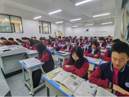 标题：休学抉择：应届班与复读班，何去何从？